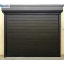 Puerta automática de garaje con obturador de aluminio